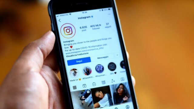 Zbliżenie telefonu z otwartym profilem na Instagramie.