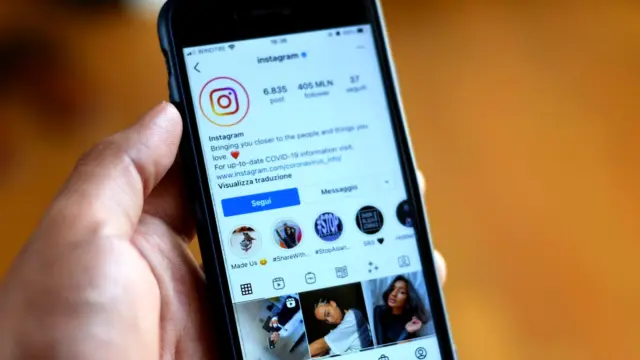 Zbliżenie telefonu z otwartym profilem na Instagramie.