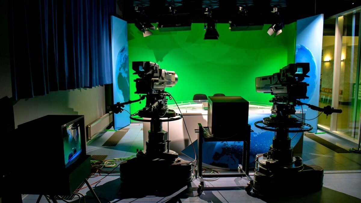 Studio telewizyjne z kamerami i zielonym tłem do realizacji nagrań.