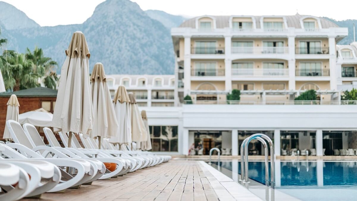 Puste leżaki i parasole przy basenie w kurorcie hotelowym
