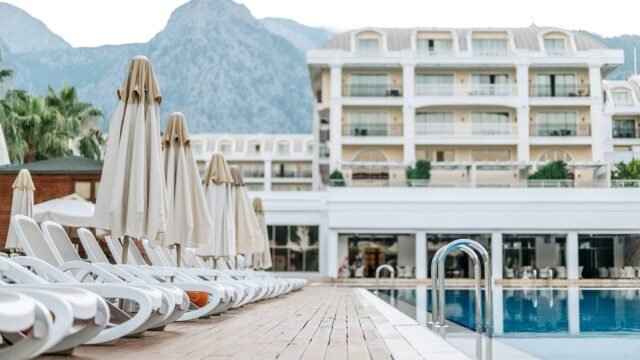 Puste leżaki i parasole przy basenie w kurorcie hotelowym