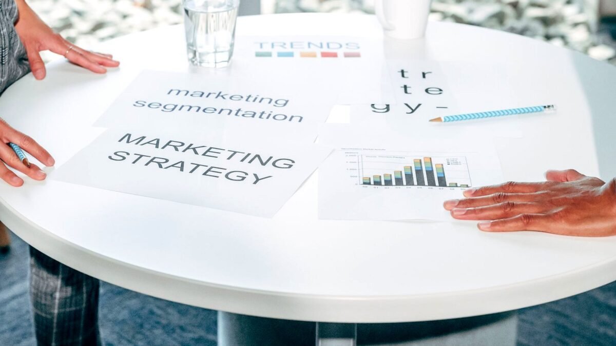 Dwoje specjalistów pracuje nad strategią marketingową przy okrągłym stole