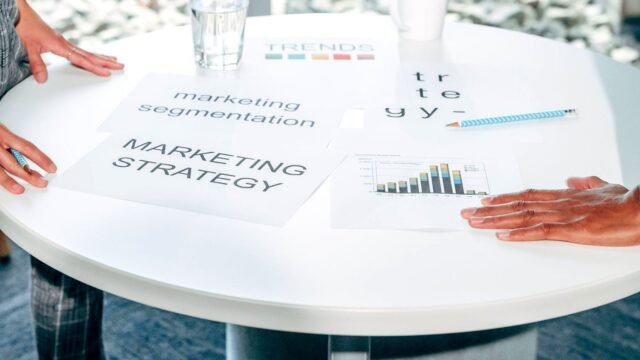 Dwoje specjalistów pracuje nad strategią marketingową przy okrągłym stole
