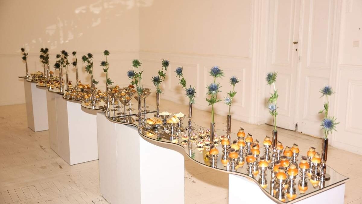 Grazing table Royal Catering: falisty stół z przekąskami w kieliszkach i niebieskimi ostami