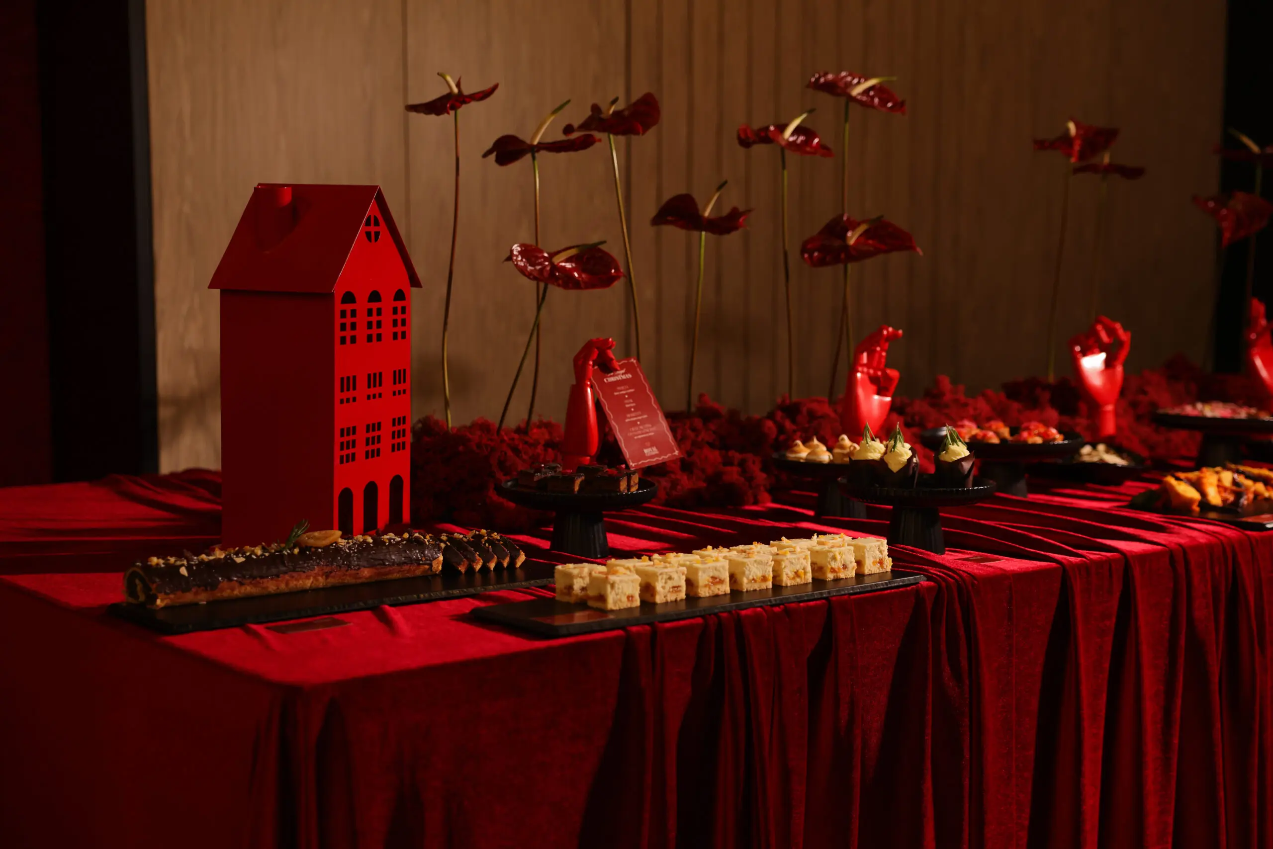 Świąteczny stół z daniami z wigilijnego menu Royal Catering