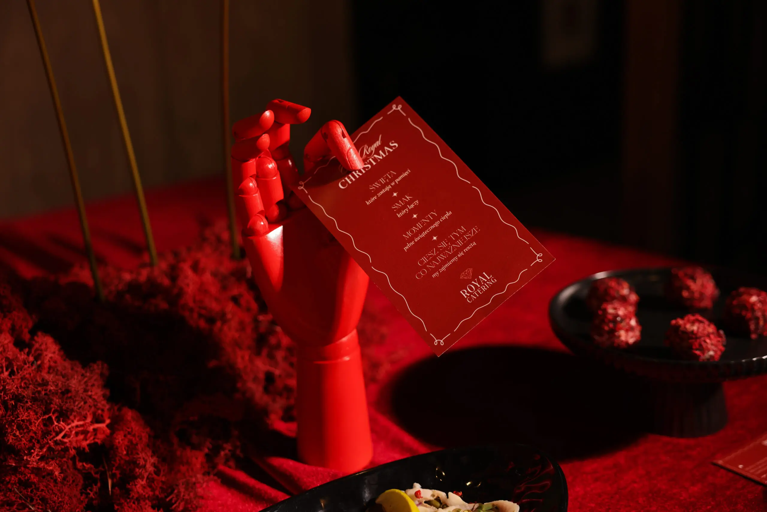 Świąteczny stół z dekoracjami przygotowany przez Royal Catering