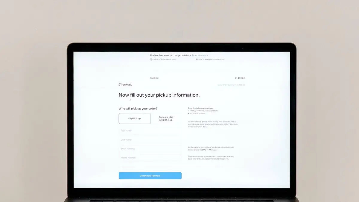 Ekran laptopa z formularzem płatności w kasie sklepu internetowego