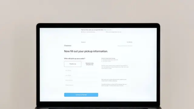 Ekran laptopa z formularzem płatności w kasie sklepu internetowego