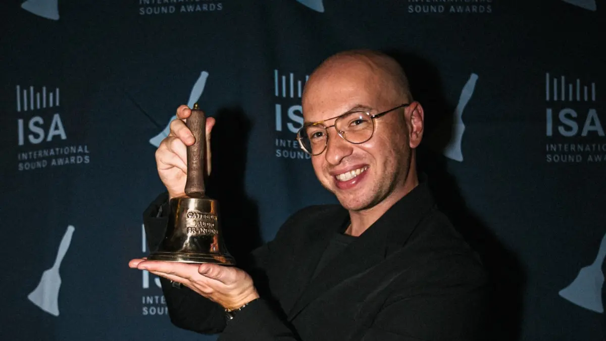 Rafał Konieczny ze statuetką International Sound Awards 2026 na ściance konkursu