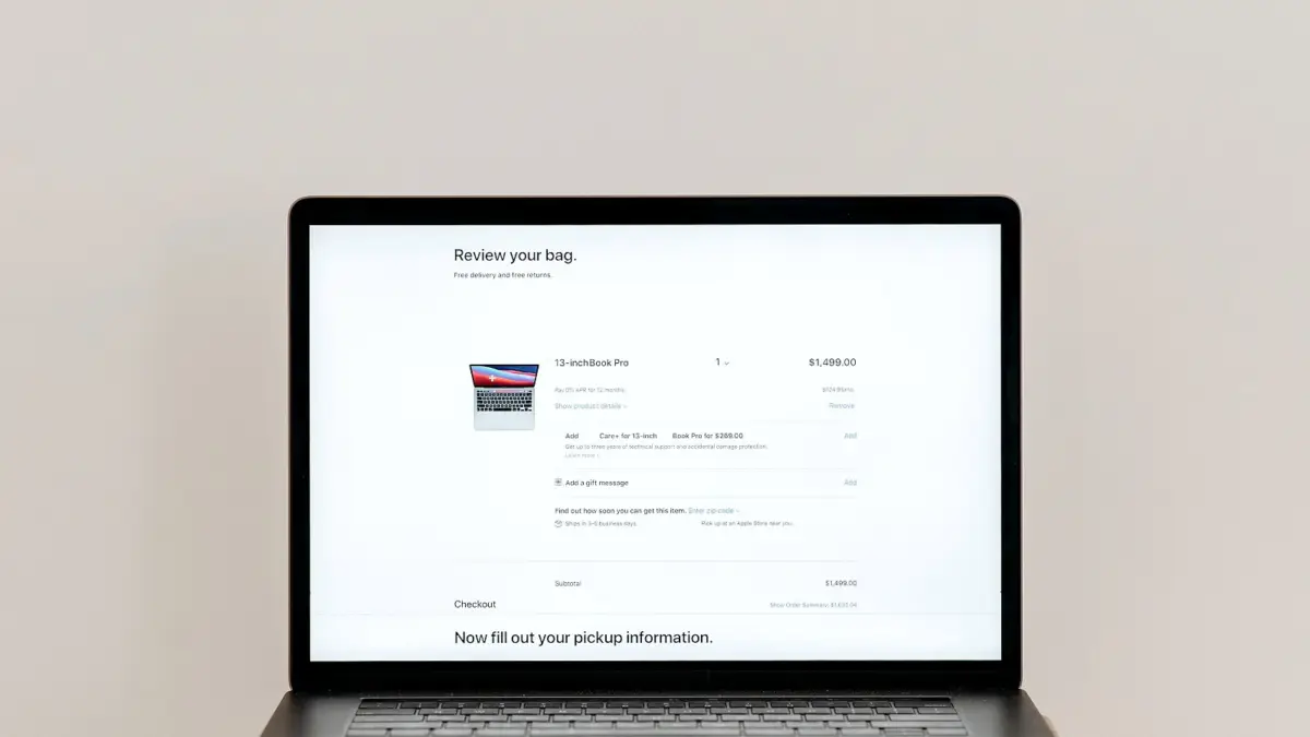 Laptop na biurku z otwartym ekranem płatności w sklepie internetowym