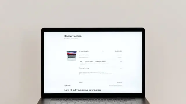 Laptop na biurku z otwartym ekranem płatności w sklepie internetowym