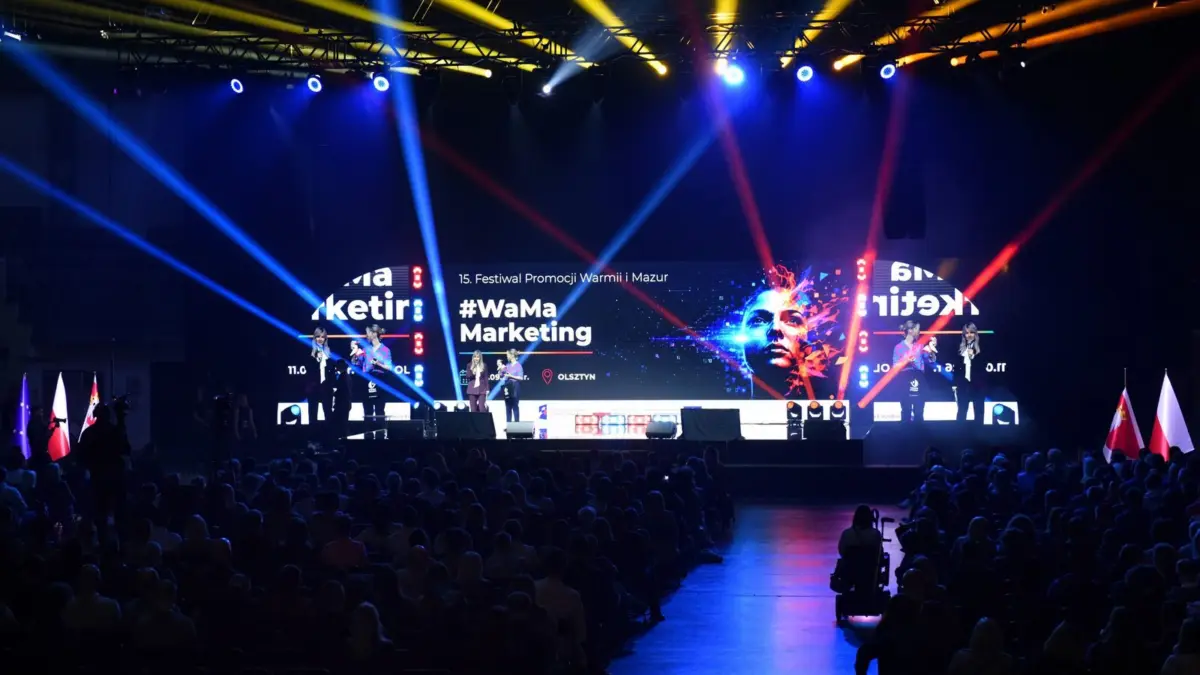 Widownia i scena podczas konferencji #WaMaMarketing w Hali Urania w Olsztynie