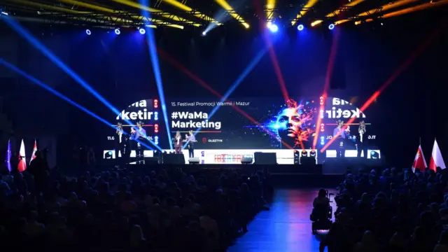 Widownia i scena podczas konferencji #WaMaMarketing w Hali Urania w Olsztynie