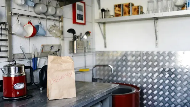 Papierowa torba z zakupami spożywczymi na blacie w domowej kuchni