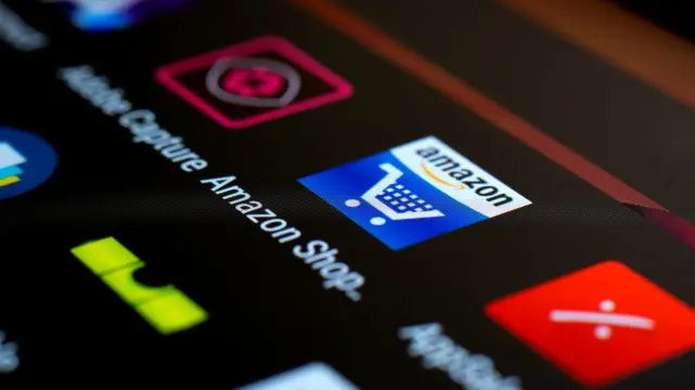 Ikona aplikacji Amazon na ekranie smartfona