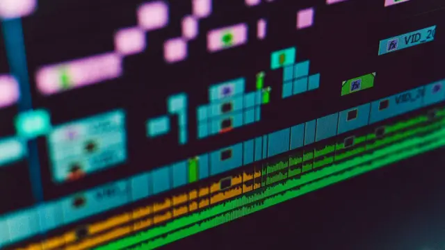 Program do montażu wideo na ekranie komputera z wieloma ścieżkami na osi czasu