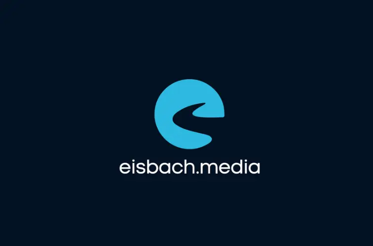 Logo eisbach.media w kolorze białym i jasnoniebieskim na granatowym tle