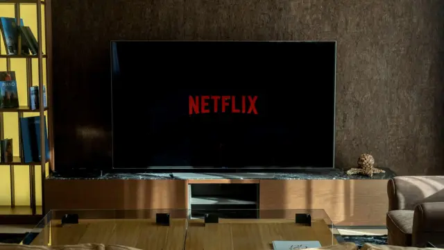 Ekran telewizora z menu serwisu Netflix w salonie