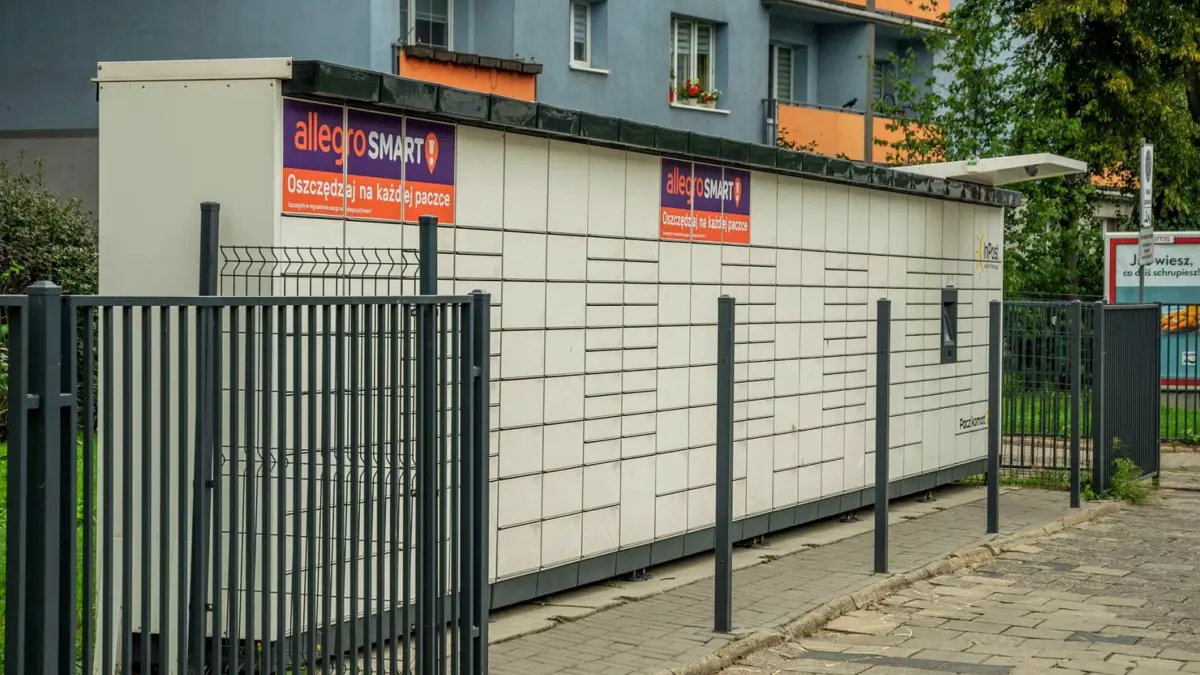 Automat paczkowy przy chodniku na osiedlu we Wrocławiu