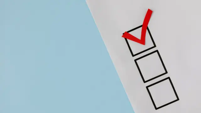 Lista kontrolna na kartce z jednym zaznaczeniem, jak test produktu, którego nikt nie dokończył