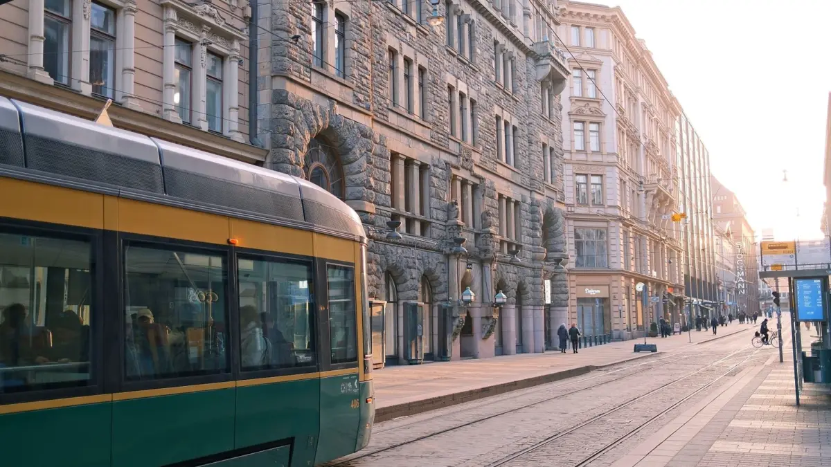 Tramwaj na ulicy z kamienicami w Helsinkach