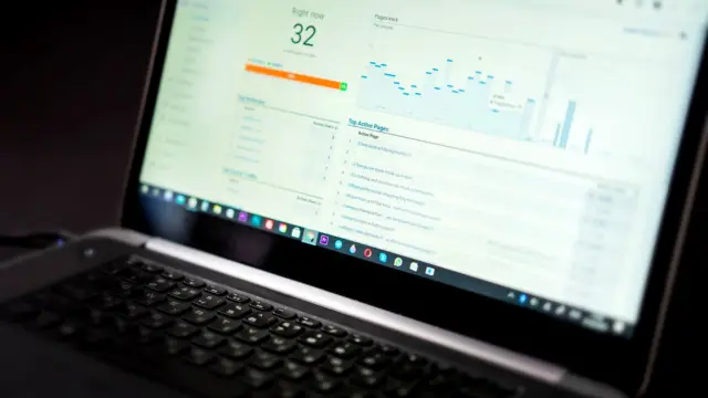 Laptop z panelem analitycznym i wykresami na ekranie