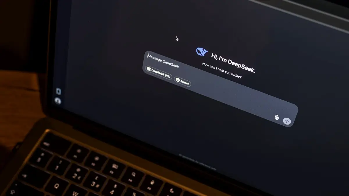 Laptop na drewnianym stole z otwartym oknem czatu z asystentem AI