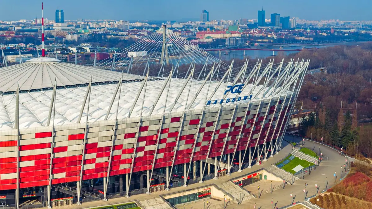 Stadion PGE Narodowy w Warszawie z lotu ptaka, w tle panorama miasta