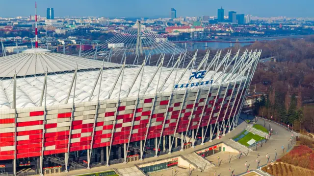 Stadion PGE Narodowy w Warszawie z lotu ptaka, w tle panorama miasta