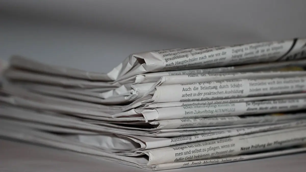 Złożone gazety leżące jedna na drugiej