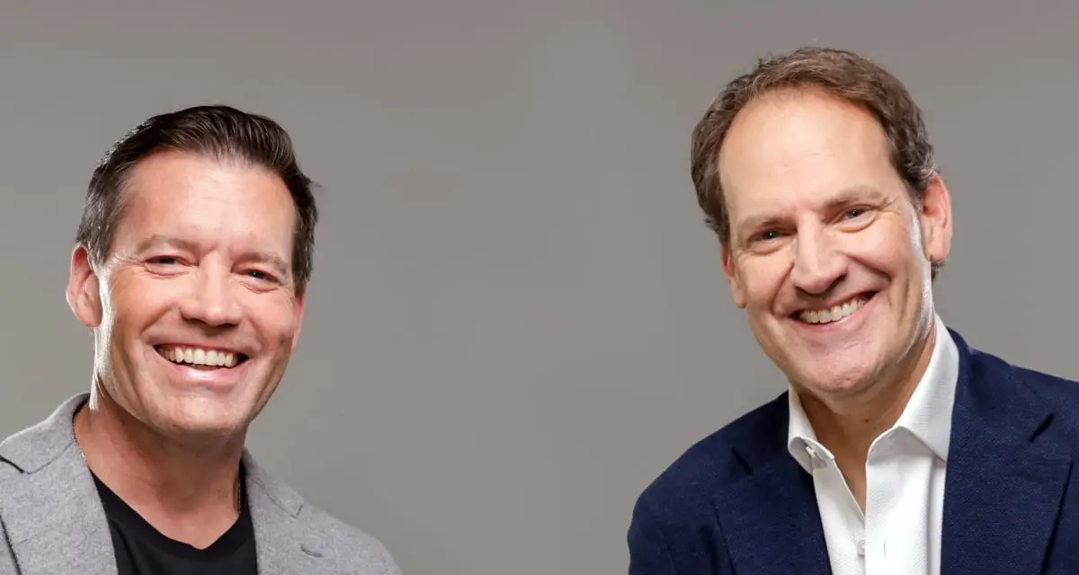 Jon Cook i Eric Campbell z agencji VML na zdjęciu prasowym