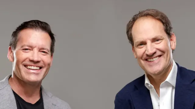 Jon Cook i Eric Campbell z agencji VML na zdjęciu prasowym