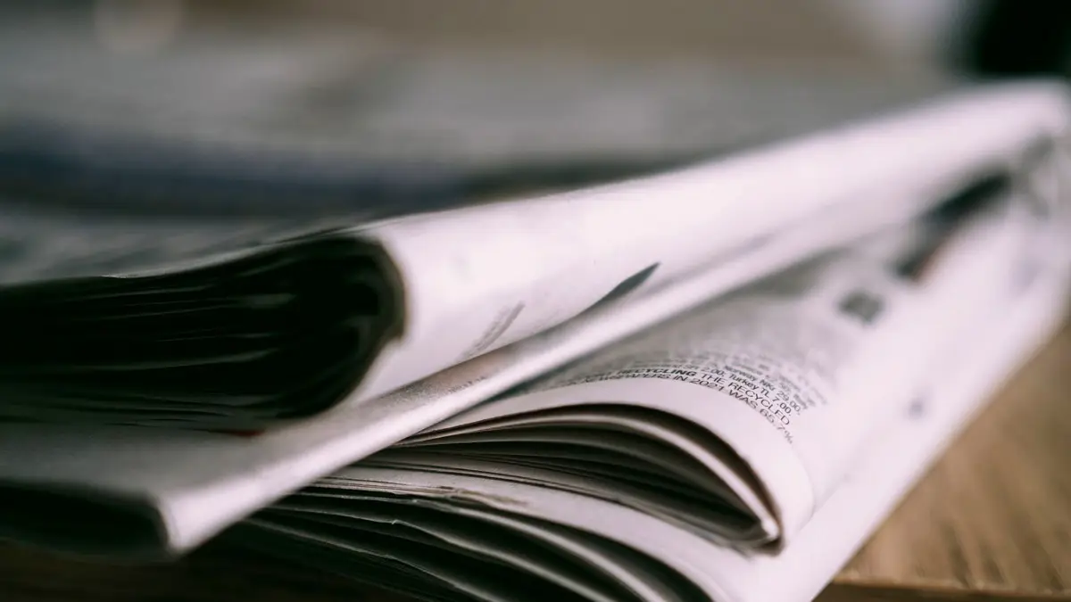 Stos złożonych gazet na drewnianym stole
