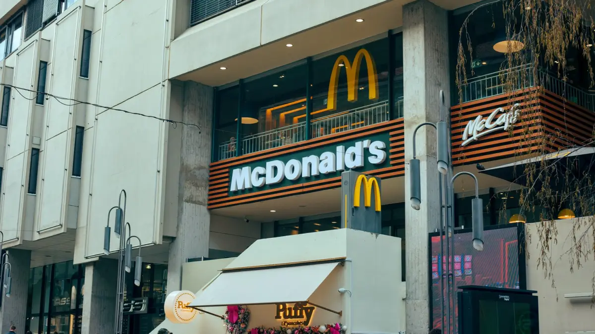 Restauracja McDonald's przy ruchliwej ulicy w europejskim mieście
