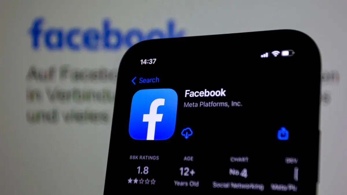 Smartfon z otwartą aplikacją Facebook na ekranie