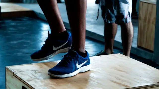 Niebieskie buty Nike na skrzyni do ćwiczeń podczas treningu