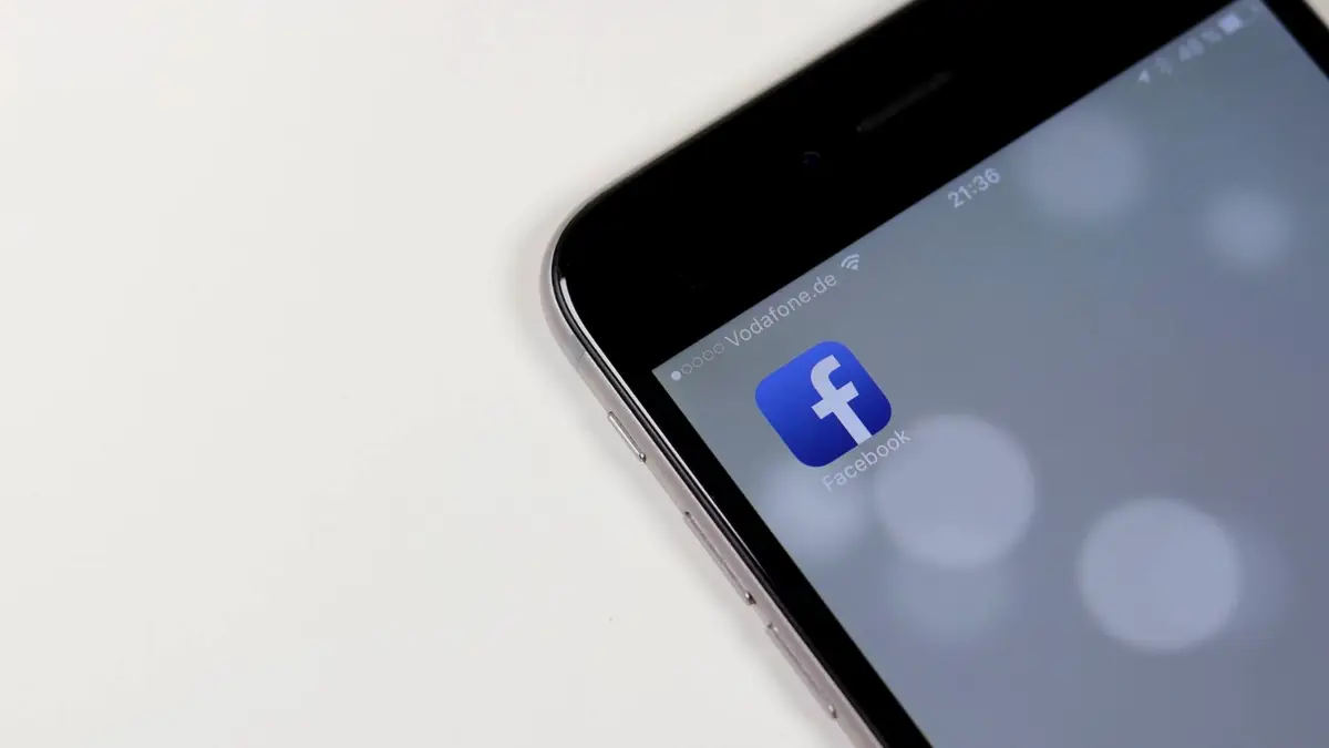 Ikona aplikacji Facebook na ekranie iPhone’a