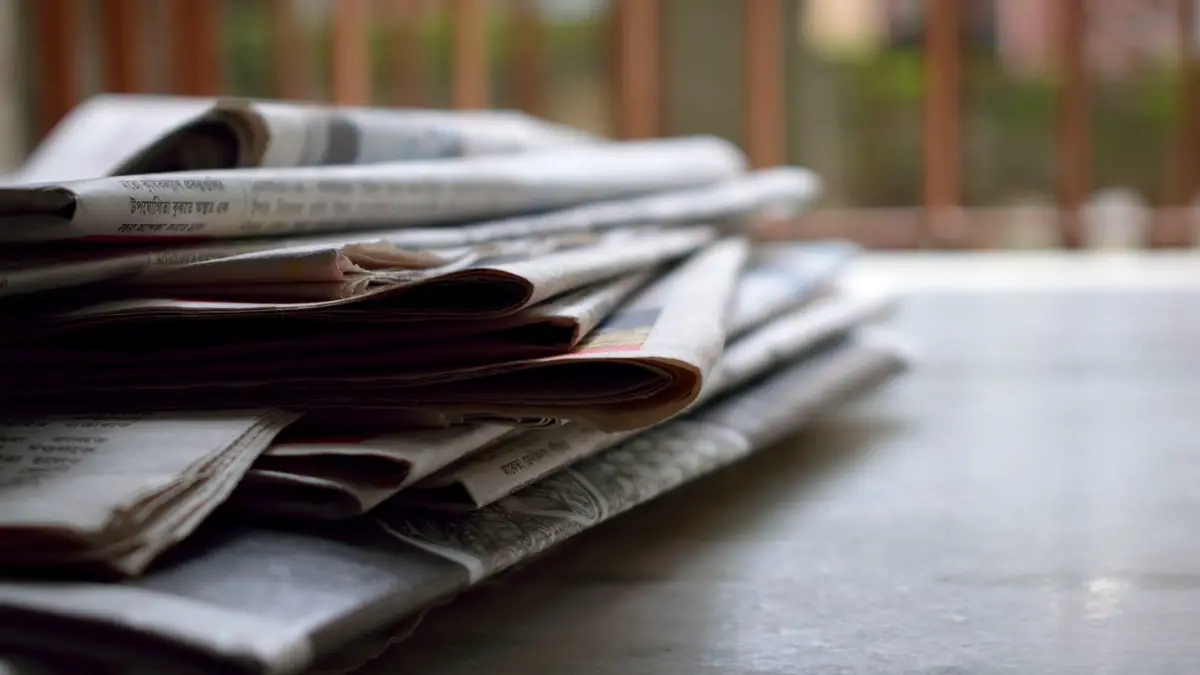Stos gazet leżących na biurku