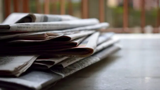 Stos gazet leżących na biurku