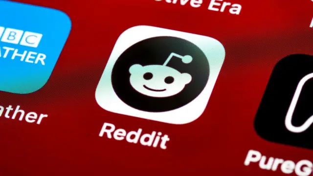 Ikona aplikacji Reddit na ekranie smartfona