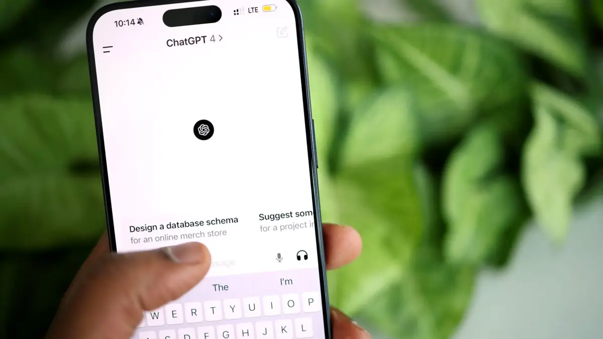 Dłoń trzymająca smartfon z otwartym oknem rozmowy w ChatGPT