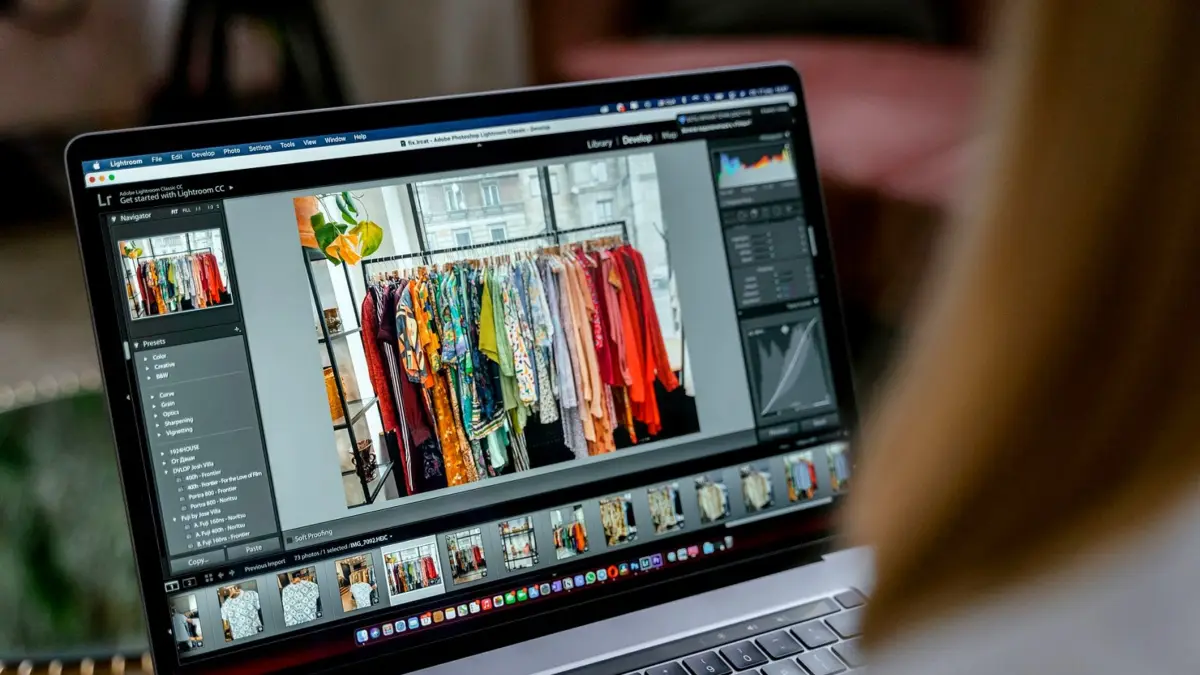 Laptop z otwartym programem do obróbki zdjęć na ekranie