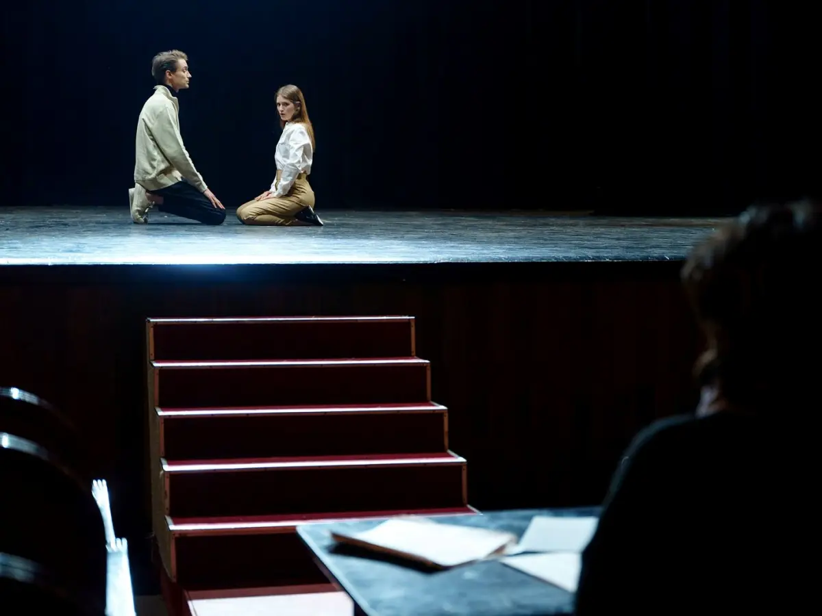 Aktorzy podczas próby na teatralnej scenie