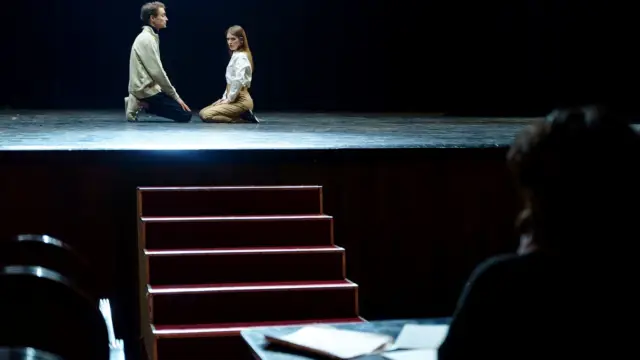 Aktorzy podczas próby na teatralnej scenie