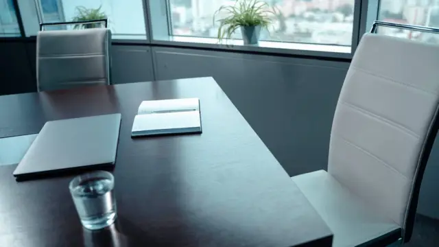 Pusta sala konferencyjna z laptopami na stole